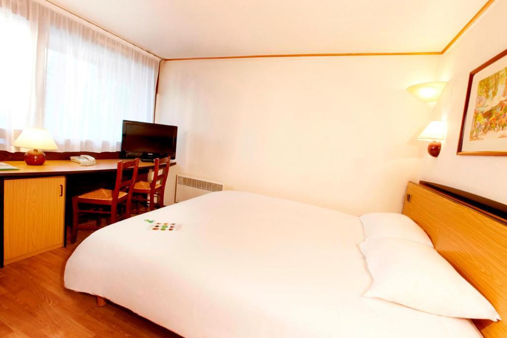 Campanile Hotel Майєнн Номер фото